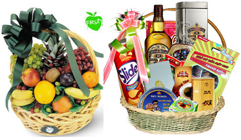 Bạn gái (trai) nên tự tay chọn hoa quả, bánh kẹo, rượu để làm giỏ quà Tết tặng song thân ngày đầu ra mắt.