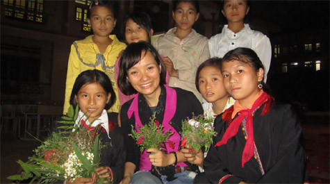 Niềm vui vỡ òa khi chị Ngân là một trong những người đầu tiên được nhận những bó hoa rừng mộc mạc, chân chất của các em nhỏ vùng cao Yên Bái. Niềm vui vỡ òa khi chị Ngân là một trong những người đầu tiên được nhận những bó hoa rừng mộc mạc, chân chất của các em nhỏ vùng cao Yên Bái.