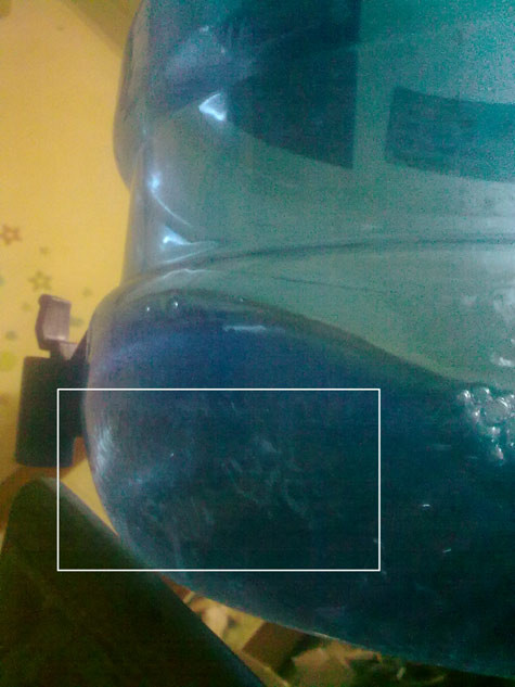 Cận cảnh những vẩn đục trắng bơi lội trong bình nước khoáng mang thương hiệu Tiền Hải. Cận cảnh những vẩn đục trắng bơi lội trong bình nước khoáng mang thương hiệu Tiền Hải.