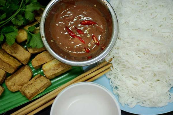 Quan trọng nhất của món bún đậu này vẫn là bát mắm tôm. Mắm tôm phải là mắm tôm chắt Thanh Hóa, ánh sắc xanh. Khi vắt chanh và đánh tan, nổi lên vạt bông ánh tím mới là đạt yêu cầu. “Pha mắm muốn ngon phải có ít rượu nếp cái hoa vàng” – một chủ quán "bật mí".