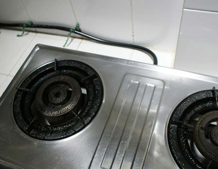 : Gas có thể rò rỉ trên thân bình, ở các điểm nối gen van an toàn, rò rỉ trên van, cả đường ống dẫn, bếp… nhưng hay gặp nhất là dây dẫn gas bị rò rì. Ống dẫn gas quá cũ có thể gây rò gas dẫn đến cháy nổ. : Gas có thể rò rỉ trên thân bình, ở các điểm nối gen van an toàn, rò rỉ trên van, cả đường ống dẫn, bếp… nhưng hay gặp nhất là dây dẫn gas bị rò rì. Ống dẫn gas quá cũ có thể gây rò gas dẫn đến cháy nổ.