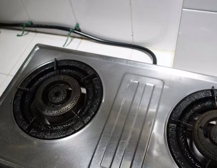 : Gas có thể rò rỉ trên thân bình, ở các điểm nối gen van an toàn, rò rỉ trên van, cả đường ống dẫn, bếp… nhưng hay gặp nhất là dây dẫn gas bị rò rì. Ống dẫn gas quá cũ có thể gây rò gas dẫn đến cháy nổ.