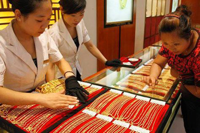 Thị trường giao dịch vàng những ngày qua khá trầm lắng, trong đó nghiêng về xu hướng bán ra là chính. Thị trường giao dịch vàng những ngày qua khá trầm lắng, trong đó nghiêng về xu hướng bán ra là chính.