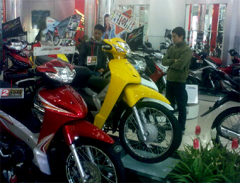 Để đảm bảo an toàn cho tính mạng, sau vụ nổ xe, nhiều người tiêu dùng tỏ ra e dè hơn trước quyết định lựa chọn một chiếc Honda làm phương tiện đi lại của mình. Để đảm bảo an toàn cho tính mạng, sau vụ nổ xe, nhiều người tiêu dùng tỏ ra e dè hơn trước quyết định lựa chọn một chiếc Honda làm phương tiện đi lại của mình.