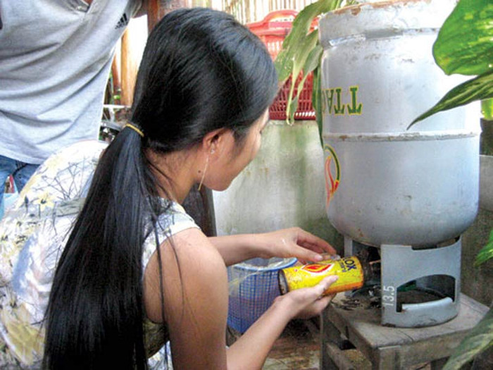 5. Sang chiết gas thủ công trong khu dân cư Theo thống kê của Phòng Cảnh sát PCCC Công an TP.HCM, trong năm qua đã có 15 vụ cháy nổ gas. Mức độ thiệt hại về nhân mạng do những vụ cháy này gây ra thường rất nặng nề, đa số bắt nguồn từ việc mua nhầm gas nhái, giả; san chiết trái phép tại nhà; người sử dụng không được trang bị kiến thức sử dụng gas an toàn. (Ảnh: Phụ nữ online)