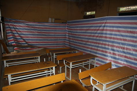 "Ước gì có cánh liếp để thay cho tấm bạt ngăn cách phòng học và chỗ ở của 3 giáo viên cắm bản..." "Ước gì có cánh liếp để thay cho tấm bạt ngăn cách phòng học và chỗ ở của 3 giáo viên cắm bản..."