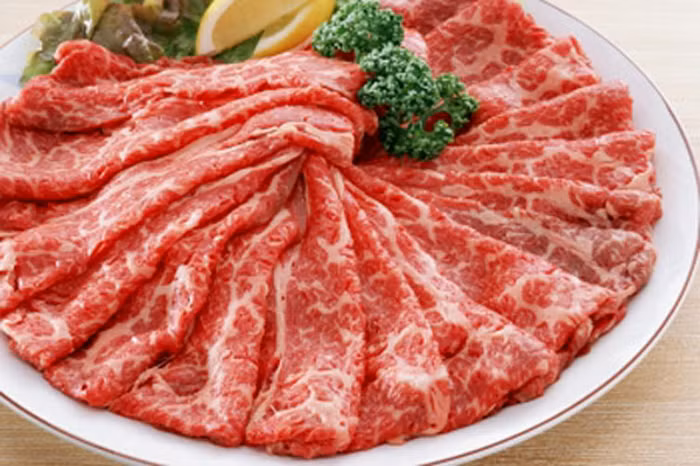 Ngoài việc vung tiền vào mua sắm, làm đẹp, nhiều đại gia tại Việt Nam cũng sẵn sàng bỏ tiền triệu để thưởng thức vị ngọt, ngon của bát phở bò Kobe. Tuy nhiên, những ngày gần đây, thông tin của Cơ quan Thú y về việc sẽ tiêu hủy thịt bò Kobe không rõ nguồn gốc khiến nhiều không ít người từng thưởng thức món này hoang mang.