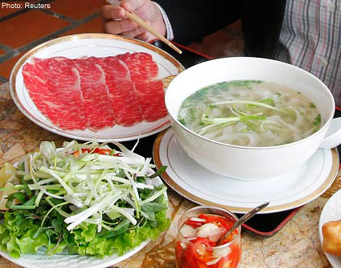 Trao đổi với phóng viên báo Giáo Dục Việt Nam, anh Phạm Văn Sơn - bếp trưởng khách sạn Vườn Thủ Đô, nơi nổi tiếng với bát phở “đại gia” cũng không khẳng định được đây là thịt bò xách tay hay là thịt bò nhập lậu.