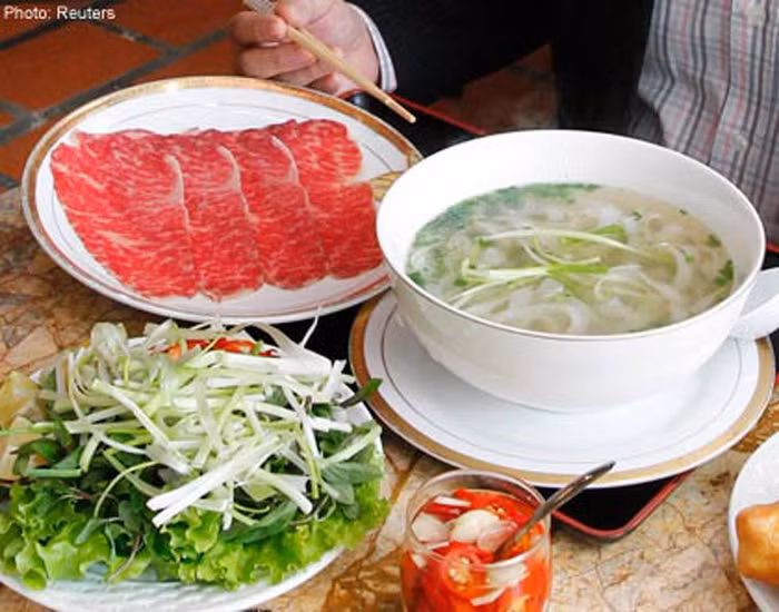 Trao đổi với phóng viên báo Giáo Dục Việt Nam, anh Phạm Văn Sơn - bếp trưởng khách sạn Vườn Thủ Đô, nơi nổi tiếng với bát phở “đại gia” cũng không khẳng định được đây là thịt bò xách tay hay là thịt bò nhập lậu.