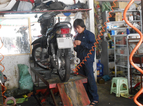 “Tôi cảm nhận được sự lo lắng của người dân dùng Honda trong những ngày này. Tôi cũng thường giải thích với họ phải thường xuyên kiểm tra trong các hốc xe, bình ga vì vào mùa rét này, khả năng chuột cắn dây xăng rất hay xảy ra” – Anh Hoàng Dính, nhân viên sửa chữa tại cửa hàng sửa chữa 121 Hoàng Văn Thái, Hà Nội nhắn nhủ.