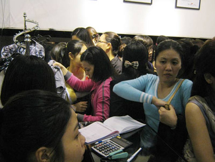 Chen nhau tính tiền, khách hàng phải đợi rất lâu mới đến lượt mình thanh toán. Chen nhau tính tiền, khách hàng phải đợi rất lâu mới đến lượt mình thanh toán.