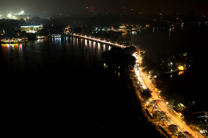 Có lẽ không nơi nào ở Hà Nội, người uống cà phê bạn có thể cảm nhận vẻ đẹp của đường chân trời một cách rõ rệt như tại quán bar Summit Lounge trên tầng 20 khách sạn Sofitel Plaza. (Ảnh: Như Ý) Có lẽ không nơi nào ở Hà Nội, người uống cà phê bạn có thể cảm nhận vẻ đẹp của đường chân trời một cách rõ rệt như tại quán bar Summit Lounge trên tầng 20 khách sạn Sofitel Plaza. (Ảnh: Như Ý)