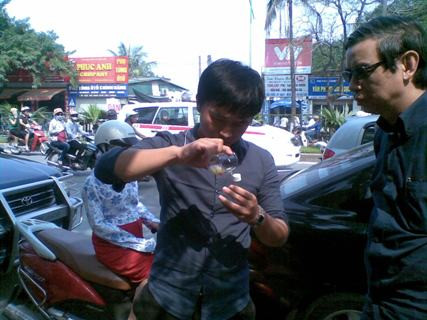 Đoàn kiểm tra làm test nhanh một số mẫu cốm lấy ngẫu nhiên từ người bán cốm trên phố Xuân Thủy (Cầu Giấy). Kết quả ban đầu là âm tính.