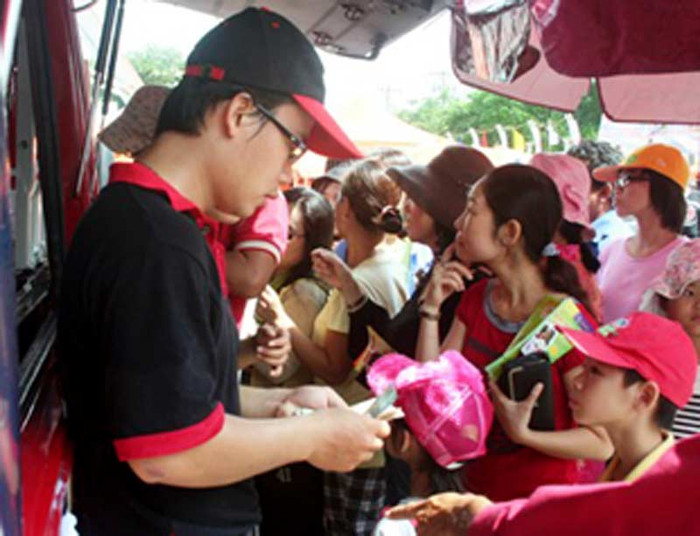 Nhân dịp nghỉ lễ 2/9, nhiều gia đình dắt nhau đến hội chợ Tháng khuyến mãi (TP.HCM, tháng 9/2011) để vừa mua sắm vừa tham quan, giải trí sau những ngày lao động vất vả. Tuy nhiên, người tiêu dùng cũng được phen “vã mồ hôi hột” vì các gian hàng đều đông nghẹt khách. (Ảnh: Dân trí) Nhân dịp nghỉ lễ 2/9, nhiều gia đình dắt nhau đến hội chợ Tháng khuyến mãi (TP.HCM, tháng 9/2011) để vừa mua sắm vừa tham quan, giải trí sau những ngày lao động vất vả. Tuy nhiên, người tiêu dùng cũng được phen “vã mồ hôi hột” vì các gian hàng đều đông nghẹt khách. (Ảnh: Dân trí)