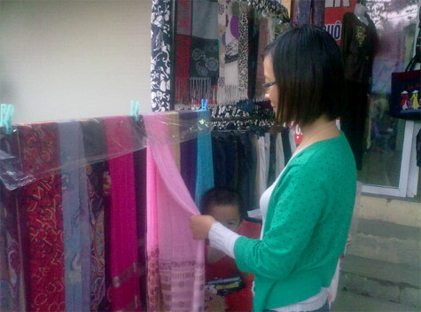 Rất nhiều người tiêu dùng biết 100% lụa Vạn Phúc không hoàn toàn nguyên gốc là lụa tơ tằm nhưng vì giá cả hợp lý nên họ vẫn cứ mua.