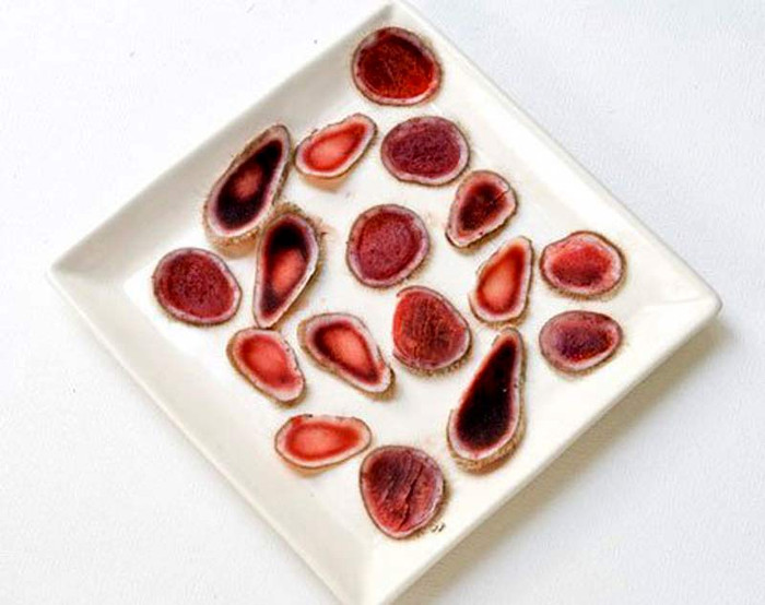Anh Ba Hưng, chủ một nhà hàng cho biết, đế có một nồi cháo nhung hươu ngon đúng chuẩn, món ăn được chế biến theo hai công đoạn riêng biệt. Trước tiên cần ninh nhung hươu khoảng 45 phút cho nhung tiết hết các chất dinh dưỡng và để nhung mềm hơn. Sau đó, lấy nước nhung nấu với gạo, đã được ngâm khoảng 30 phút. Anh Hưng cũng chia sẻ: “Nhung hươu trong nước mỗi năm chỉ thu hoạch trong khoảng tháng giêng đến tháng ba âm lịch, số lượng khá ít dễ nên để đảm bảo nguồn cung ổn định cho khách, nhà hàng đã dùng nhung hươu được nhập khẩu từ New Zealand, một quốc gia nổi tiếng về xuất khẩu nhung hươu với chất lượng vượt trội". Anh Ba Hưng, chủ một nhà hàng cho biết, đế có một nồi cháo nhung hươu ngon đúng chuẩn, món ăn được chế biến theo hai công đoạn riêng biệt. Trước tiên cần ninh nhung hươu khoảng 45 phút cho nhung tiết hết các chất dinh dưỡng và để nhung mềm hơn. Sau đó, lấy nước nhung nấu với gạo, đã được ngâm khoảng 30 phút. Anh Hưng cũng chia sẻ: “Nhung hươu trong nước mỗi năm chỉ thu hoạch trong khoảng tháng giêng đến tháng ba âm lịch, số lượng khá ít dễ nên để đảm bảo nguồn cung ổn định cho khách, nhà hàng đã dùng nhung hươu được nhập khẩu từ New Zealand, một quốc gia nổi tiếng về xuất khẩu nhung hươu với chất lượng vượt trội".