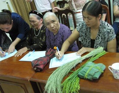 Chung tay cứu và giữ một làng nghề, một thương hiệu hay một nét riêng của Hà Nội đó là mong muốn của hầu hết các hộ sản xuất cốm tại làng Vòng.