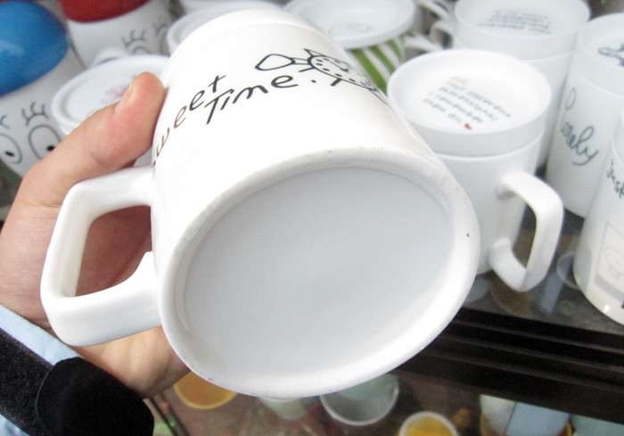 Tuy nhiên, với những sản phẩm không ghi rõ thương hiệu như thế này, các chủ cửa hàng thường lập lờ cho rằng đây là sản phẩm của Bát Tràng, không in xuất xứ của sản phẩm vì sợ tốn thêm công đoạn và đẩy giá sản phẩm tăng cao.