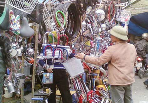 Nhiều người mất tiền oan vì ham đồ rẻ ở chợ Giời.