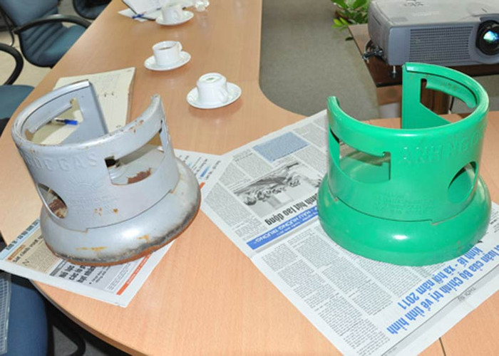 Việc phân biệt bình gas thật và giả rất khó. Vì vậy, trước hết người tiêu dùng phải chịu khó tìm các thông tin từ nhà sản xuất. Người tiêu dùng cần cảnh giác trước các dấu hiệu lạ của sản phẩm như: bình gas nhẹ hơn bình thường, logo không rõ ràng, niêm chì, màng co không đồng bộ... Việc phân biệt bình gas thật và giả rất khó. Vì vậy, trước hết người tiêu dùng phải chịu khó tìm các thông tin từ nhà sản xuất. Người tiêu dùng cần cảnh giác trước các dấu hiệu lạ của sản phẩm như: bình gas nhẹ hơn bình thường, logo không rõ ràng, niêm chì, màng co không đồng bộ...