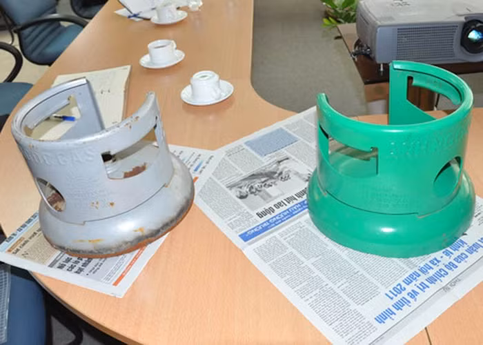 Việc phân biệt bình gas thật và giả rất khó. Vì vậy, trước hết người tiêu dùng phải chịu khó tìm các thông tin từ nhà sản xuất. Người tiêu dùng cần cảnh giác trước các dấu hiệu lạ của sản phẩm như: bình gas nhẹ hơn bình thường, logo không rõ ràng, niêm chì, màng co không đồng bộ...