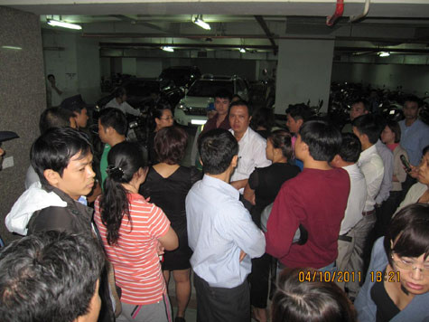 Người dân tập trung phản đối hành vi ngang ngược của chủ đầu tư tại 93 Lò Đúc (Hà Nội) Người dân tập trung phản đối hành vi ngang ngược của chủ đầu tư tại 93 Lò Đúc (Hà Nội)