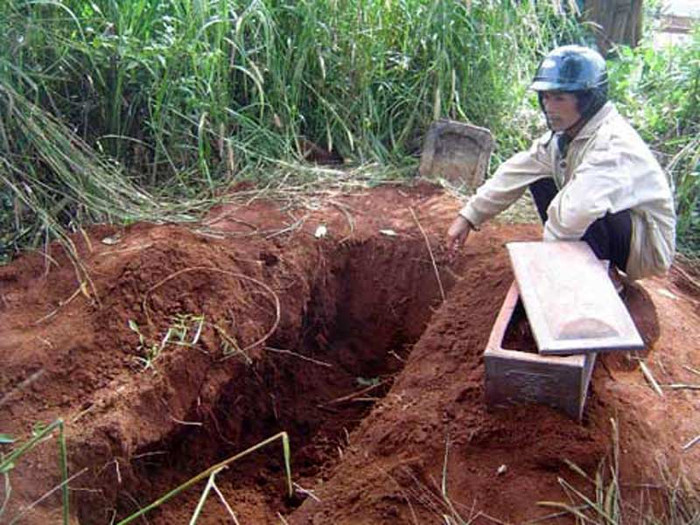 Xưa, công việc bốc mộ thường do chính người trong gia đình đảm trách nhưng bây giờ ở một số địa phương, hay tại các nghĩa trang lớn như Văn Điển, Thanh Tước có những người hành nghề chuyên nghiệp mà người ta thường gọi là "phu mộ".