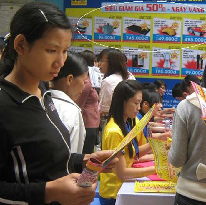 Người tiêu dùng tỏ ra thất vọng vì các sản phẩm khuyến mãi 50% tại các “điểm vàng” lại là những sản phẩm giá trị thấp. Người tiêu dùng tỏ ra thất vọng vì các sản phẩm khuyến mãi 50% tại các “điểm vàng” lại là những sản phẩm giá trị thấp.