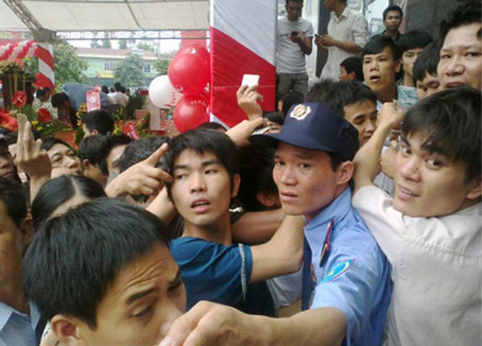 Để mua được các sản phẩm khuyến mại giảm giá của Pico trong ngày đầu khai trương, người tiêu dùng đã phải khổ như thế này đây (Ảnh chụp vào hồi tháng 7/201, theo ICTnews). Để mua được các sản phẩm khuyến mại giảm giá của Pico trong ngày đầu khai trương, người tiêu dùng đã phải khổ như thế này đây (Ảnh chụp vào hồi tháng 7/201, theo ICTnews).