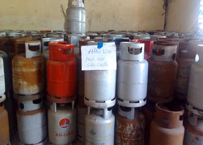 Các đơn vị chiết nạp trái phép thường thu gom vỏ bình gas chính hãng ngoài thị trường để chiết nạp lậu, bơm gas kém chất lượng, không đủ trọng lượng và bán theo giá gas chính hãng. Tiêu chuẩn an toàn của vỏ bình thu gom trôi nổi là một câu hỏi lớn.