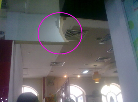 Theo luật sư Nguyễn Thị Thoa – Đoàn Luật sư TP Hà Nội: Việc phá vách ngăn ở siêu thị điện máy Việt Long của bên Vinaconex - Sơn Hà là hành động xâm phạm vào tài sản của bên cho thuê. Theo luật sư Nguyễn Thị Thoa – Đoàn Luật sư TP Hà Nội: Việc phá vách ngăn ở siêu thị điện máy Việt Long của bên Vinaconex - Sơn Hà là hành động xâm phạm vào tài sản của bên cho thuê.