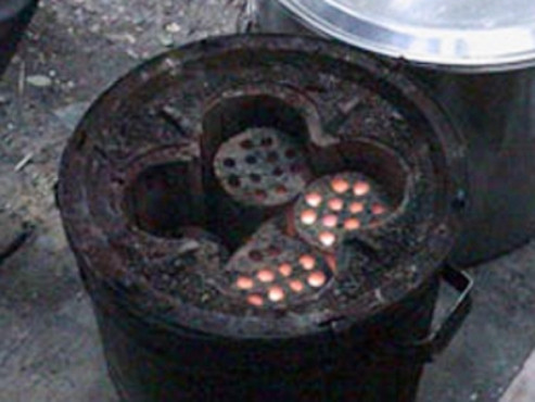 Tiến sĩ Phạm Duệ - Giám đốc Trung tâm chống độc Bệnh viện Bạch Mai - khuyến cáo: Để hạn chế bị ngộ độc, người dân cần đốt than tổ ong ở những nơi thoáng khí, không đứng sau hướng gió khi đốt than để hạn chế hít phải bụi than khi cháy... Đây cũng là lời cảnh báo cần thiết, giúp phần lớn người tiêu dùng đang sử dụng than tổ ong 'giật mình" về thói quen của mình. Tiến sĩ Phạm Duệ - Giám đốc Trung tâm chống độc Bệnh viện Bạch Mai - khuyến cáo: Để hạn chế bị ngộ độc, người dân cần đốt than tổ ong ở những nơi thoáng khí, không đứng sau hướng gió khi đốt than để hạn chế hít phải bụi than khi cháy... Đây cũng là lời cảnh báo cần thiết, giúp phần lớn người tiêu dùng đang sử dụng than tổ ong 'giật mình" về thói quen của mình.