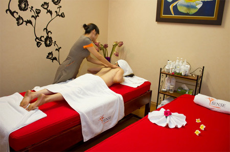 Không đơn thuần chỉ là một bể bơi nước nóng. Nhằm phục vụ các “thượng đế” một cách tối đa, công trình này được đầu tư khá toàn diện tạo nên một vòng tròn khép kín bao gồm nhiều dịch vụ: Từ massage, xông hơi cho tới spa, cắt tóc, gội đầu hay trang điểm…