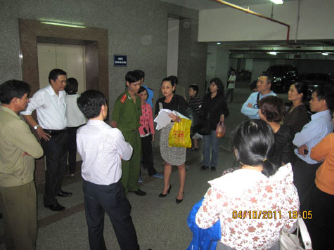 Không ít cư dân 93 Lò Đúc đã tập trung đông đảo trước cửa cầu thang máy, phản đối kịch liệt hành vi ngang ngược này của Kinh đô dưới sự chứng kiến của Công an Phường. Không ít cư dân 93 Lò Đúc đã tập trung đông đảo trước cửa cầu thang máy, phản đối kịch liệt hành vi ngang ngược này của Kinh đô dưới sự chứng kiến của Công an Phường.