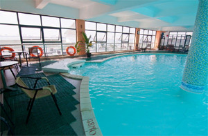 Sau khi bơi, khách hàng có thể nhấm nháp ly cafe và ngắm toàn cảnh hồ Tây từ trên cao.