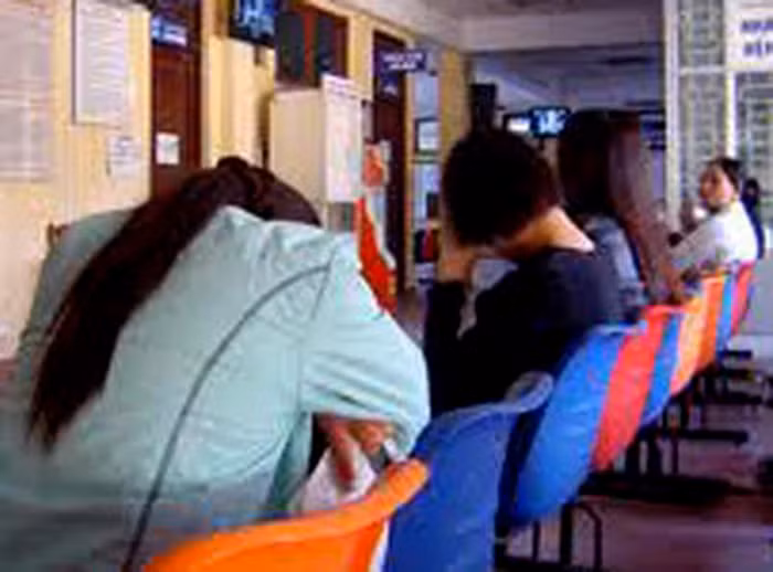 “Đã vào đến đây rồi các em không phải nghĩ, chị làm nhiều rồi, ngày ít cũng 5-7 ca, ngày nhiều có khi lên tới 26-27 ca” – một người phụ nữ khoác trên mình bộ đồng phục y tá vừa nhanh nhảu nói vừa kéo tay đôi bạn trẻ đang lấm lét lại gần phòng phá thai.