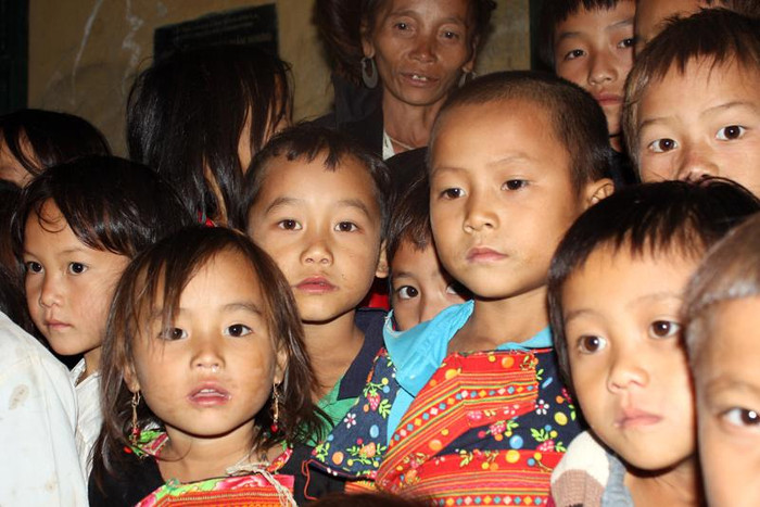 Từ trung tâm xã đi vào bản chừng 10 cây số đường đất, nhưng đây lần đầu tiên các em học sinh được đón một đoàn đến thăm và tặng quà. Từ trung tâm xã đi vào bản chừng 10 cây số đường đất, nhưng đây lần đầu tiên các em học sinh được đón một đoàn đến thăm và tặng quà.