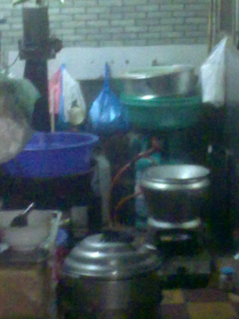 Không gian ẩm thấp, bẩn thỉu là cảm nhận chung của những ai đã trực tiếp "viếng thăm" lò sản xuất này.