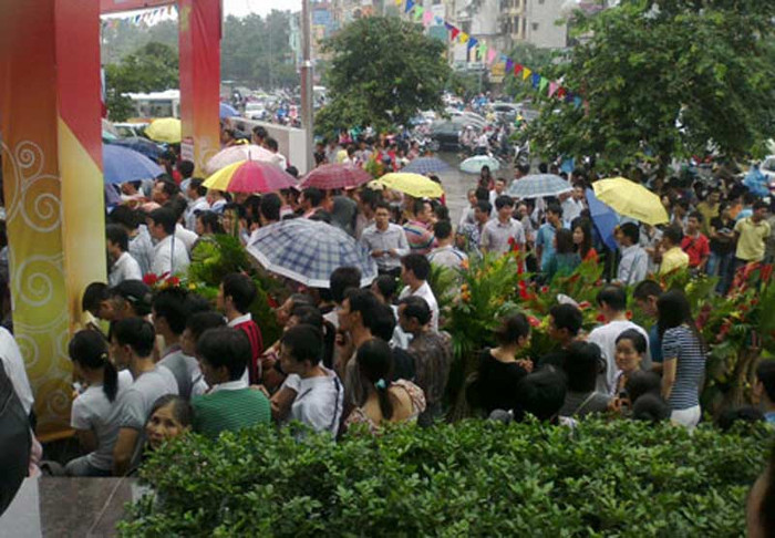 Ngay từ sáng sớm, hàng trăm người dân từ khắp các nơi đã đổ dồn về trước cửa siêu thị Pico (Tây Sơn) dẫn đến cảnh tượng chen lấn xô đẩy nhau. Ngay từ sáng sớm, hàng trăm người dân từ khắp các nơi đã đổ dồn về trước cửa siêu thị Pico (Tây Sơn) dẫn đến cảnh tượng chen lấn xô đẩy nhau.