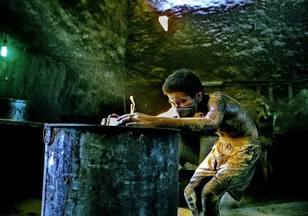 Anh công nhân này bắt đầu nhúng chân nhang vào axit photphoric H3PO4 rồi bỏ ra giũ vài cái cho ráo.