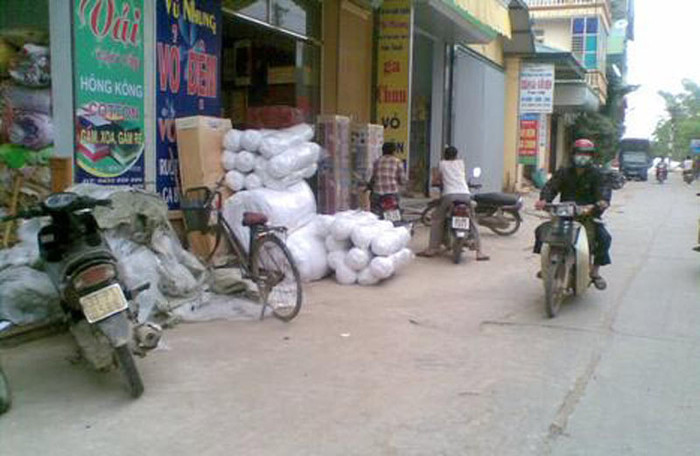 3. Phong phú chăn, đệm nhái ở Trát Cầu Vừa chớm vào mùa đông, làng Trát Cầu (Thường Tín, Hà Nội) trở nên nhộn nhịp hơn vì người đến mua hàng buôn đi các ngả của địa phương. Có mục kích những cơ sở sản xuất tại Trát Cầu mới thấy, công nghệ làm chăn, ga, gối đệm tại đây hết sức phong phú từ nhãn mác cho đến vật liệu. 3. Phong phú chăn, đệm nhái ở Trát Cầu Vừa chớm vào mùa đông, làng Trát Cầu (Thường Tín, Hà Nội) trở nên nhộn nhịp hơn vì người đến mua hàng buôn đi các ngả của địa phương. Có mục kích những cơ sở sản xuất tại Trát Cầu mới thấy, công nghệ làm chăn, ga, gối đệm tại đây hết sức phong phú từ nhãn mác cho đến vật liệu.