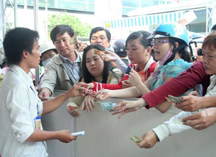 Khách chen nhau mua vé, mỗi ngày ban tổ chức có thể thu vào cả trăm triệu đồng tiền vé. (Ảnh: Dân trí) Khách chen nhau mua vé, mỗi ngày ban tổ chức có thể thu vào cả trăm triệu đồng tiền vé. (Ảnh: Dân trí)