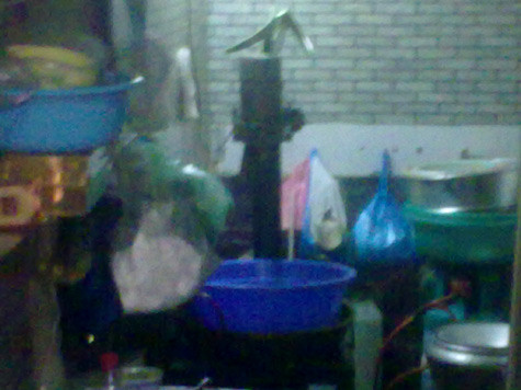 Đồ dùng làm bánh được vất ngổn ngang, bừa bộn.