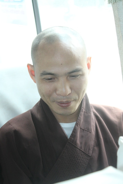 Đại đức Thích Quảng Hoàng: Mỗi lần đi làm từ thiện về, thầy lại thấy buồn hơn. Đại đức Thích Quảng Hoàng: Mỗi lần đi làm từ thiện về, thầy lại thấy buồn hơn.