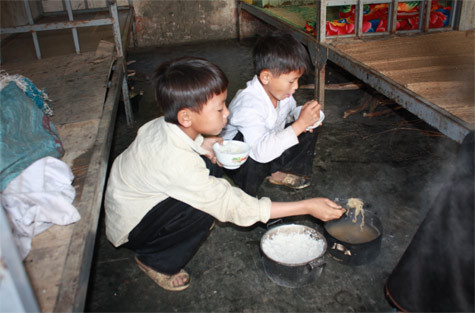 "Nước mắt Kim Bon là nước mắt trực trào của Thào A Sênh (lớp 5) khi vừa chẻ củi, vừa nhóm bếp nấu cơm, vừa thổi lửa, còn thằng bé lớp 4 người nhỏ như một cây măng gầy cứ ngồi xổm bên cạnh nhìn vào nồi cơm..." "Nước mắt Kim Bon là nước mắt trực trào của Thào A Sênh (lớp 5) khi vừa chẻ củi, vừa nhóm bếp nấu cơm, vừa thổi lửa, còn thằng bé lớp 4 người nhỏ như một cây măng gầy cứ ngồi xổm bên cạnh nhìn vào nồi cơm..."