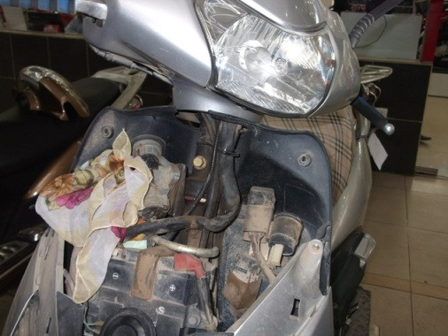 Trường hợp xe của bác Hoa ở Trung Hòa, Nhân Chính, xe không có hiện tượng hỏng hóc gì. Bác mang xe đi bảo dưỡng theo định kì nhưng mở đầu xe ra cũng toàn là khăn voan, giấy vụn. Trường hợp xe của bác Hoa ở Trung Hòa, Nhân Chính, xe không có hiện tượng hỏng hóc gì. Bác mang xe đi bảo dưỡng theo định kì nhưng mở đầu xe ra cũng toàn là khăn voan, giấy vụn.