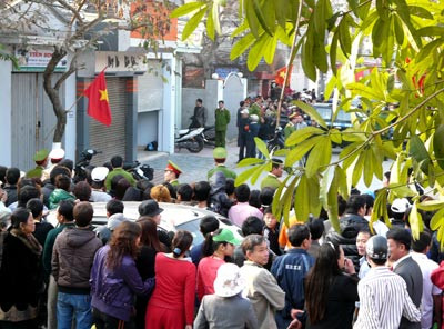 3. Chết ngạt vì ô tô nổ máy trong phòng kín, tai nạn kinh hoàng khiến nhiều gia đình "chột dạ". Chiều 6/2/2011, 9 thanh niên (trong đó có hai nữ) được phát hiện đã chết tại ngôi nhà 122 Nguyễn Văn Hới, P.Cát Bi, Q.Hải An, TP Hải Phòng. Đại tá Dương Tự Trọng, phó giám đốc Công an TP Hải Phòng, cho rằng nguyên nhân gây tử vong cho các nạn nhân là do chết ngạt vì để ôtô nổ máy trong nhà trong khi các cửa đều đóng kín. 3. Chết ngạt vì ô tô nổ máy trong phòng kín, tai nạn kinh hoàng khiến nhiều gia đình "chột dạ". Chiều 6/2/2011, 9 thanh niên (trong đó có hai nữ) được phát hiện đã chết tại ngôi nhà 122 Nguyễn Văn Hới, P.Cát Bi, Q.Hải An, TP Hải Phòng. Đại tá Dương Tự Trọng, phó giám đốc Công an TP Hải Phòng, cho rằng nguyên nhân gây tử vong cho các nạn nhân là do chết ngạt vì để ôtô nổ máy trong nhà trong khi các cửa đều đóng kín.