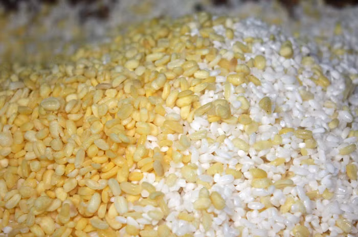 Nấu xôi đỗ phải chọn đỗ đã bóc vỏ, hạt đều, mẩy, sau đó đem ngâm đủ thời gian và trộn với gạo đã ráo nước.