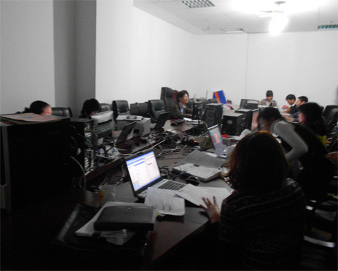 Các cán bộ công nhân viên của siêu thị điện máy Việt Long đang phải tập trung nhau lại trong một căn phòng lớn để cùng sử dụng chút ánh sáng chạy bằng máy phát điện. Các cán bộ công nhân viên của siêu thị điện máy Việt Long đang phải tập trung nhau lại trong một căn phòng lớn để cùng sử dụng chút ánh sáng chạy bằng máy phát điện.