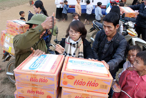 Món ăn hàng ngày của các em phần lớn là rau và mì tôm - "Các em bảo cứ 3 người thì 2 gói mì". Món ăn hàng ngày của các em phần lớn là rau và mì tôm - "Các em bảo cứ 3 người thì 2 gói mì".